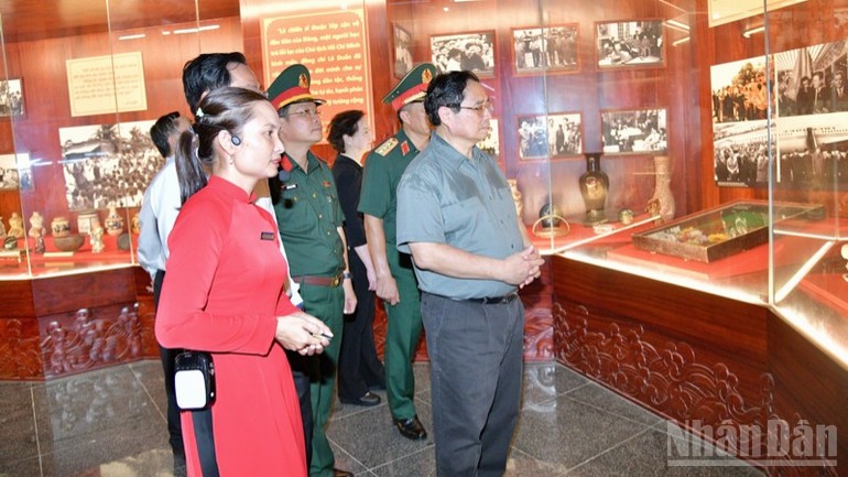 Thủ tướng Phạm Minh Chính nghe giới thiệu về các hiện vật tại khu lưu niệm. Thủ tướng Phạm Minh Chính nghe giới thiệu về các hiện vật tại khu lưu niệm.