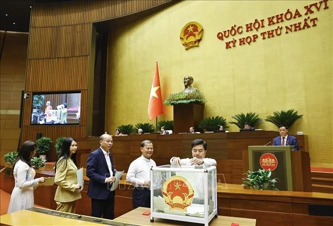 Đại biểu Quốc hội bỏ phiếu.