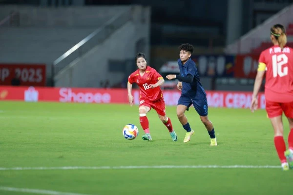 Bước sang hiệp 2, HLV Mai Đức Chung thực hiện một loạt sự thay đổi nhân sự trên sân.