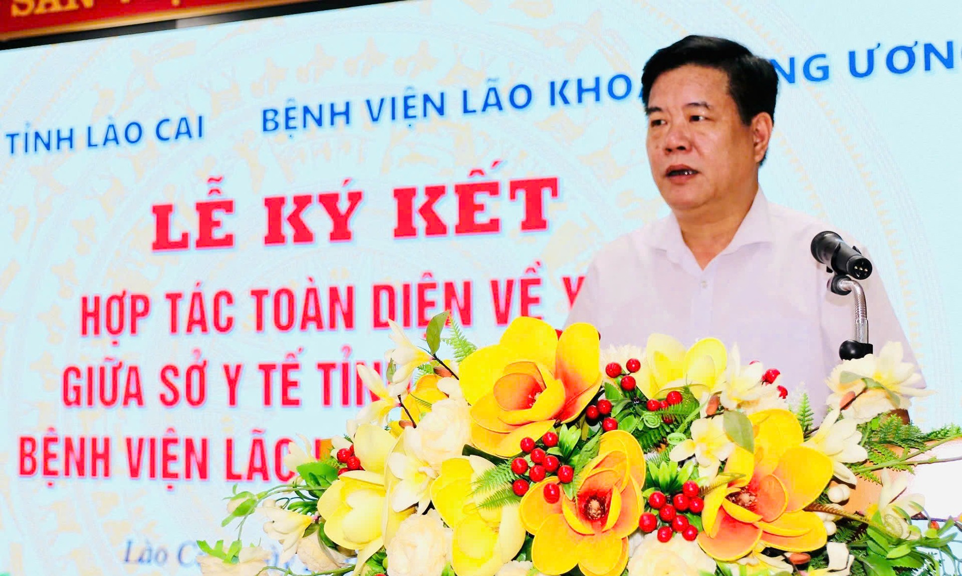 Bác sĩ CKII, thầy thuốc ưu tú Hoàng Quốc Hương - Giám đốc Sở Y tế Lào Cai, phát biểu tại lễ ký kết. 23-9-ky-ket3.jpg