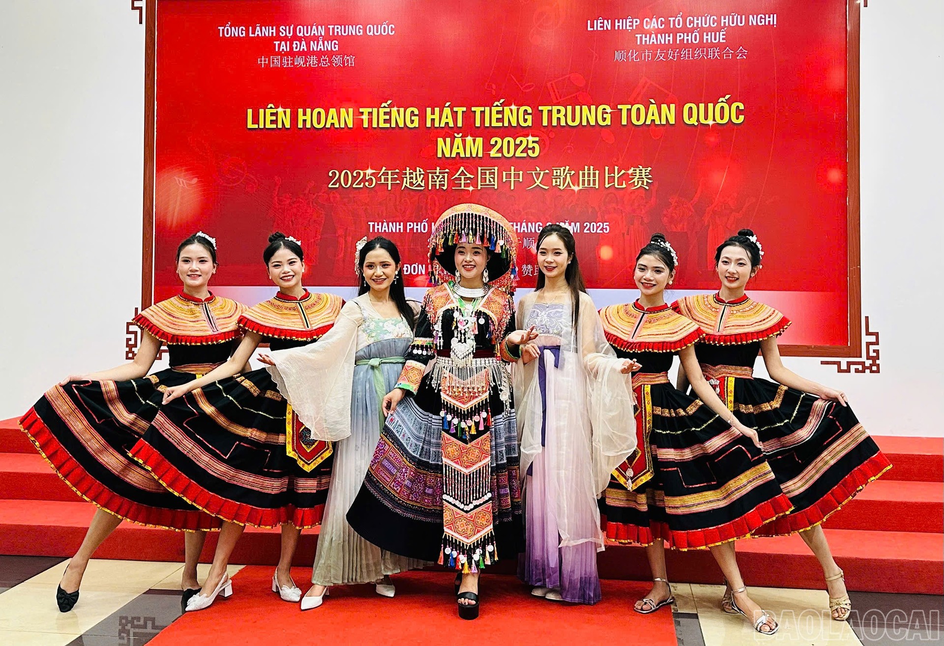 Đoàn Liên hiệp Các tổ chức hữu nghị tỉnh Lào Cai dự liên hoan với các tiết mục đặc sắc. 23-9-doan1.jpg