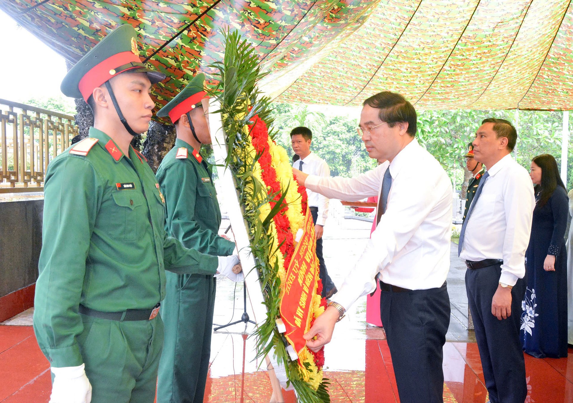 Đoàn đại biểu dâng hương, dâng hoa tưởng niệm các anh hùng, liệt sĩ tại tại Nghĩa trang trung tâm tỉnh. 29-8-vonghoa.jpg