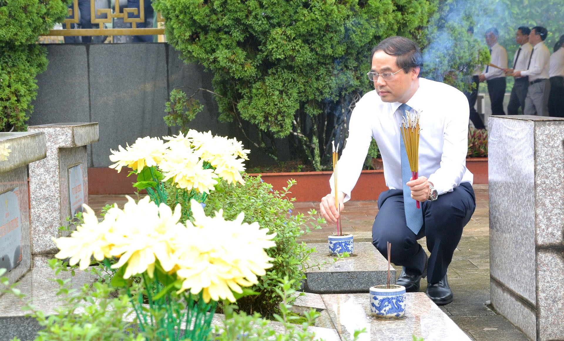 Đồng chí Trịnh Xuân Trường - Bí thư Tỉnh ủy, Chủ tịch HĐND thắp hương tưởng niệm các anh hùng, liệt sĩ. 29-8-ongtruong2.jpg