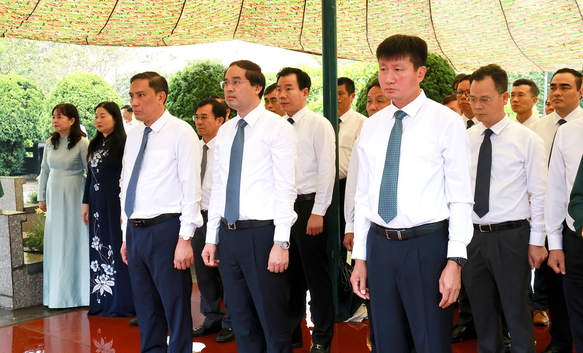 Đoàn đại biểu tỉnh dự Lễ tưởng niệm các anh hùng, liệt sĩ tại Nghĩa trang liệt sĩ trung tâm tỉnh. 29-8-danghuong2.jpg