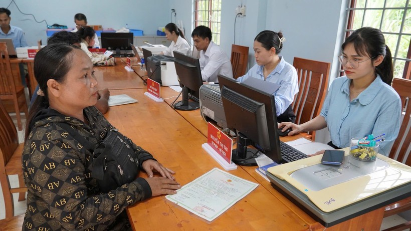 Người dân làm thủ tục tại Trung tâm Phục vụ hành chính công xã Đakrông, tỉnh Quảng Trị. 29-8-laodong.jpg