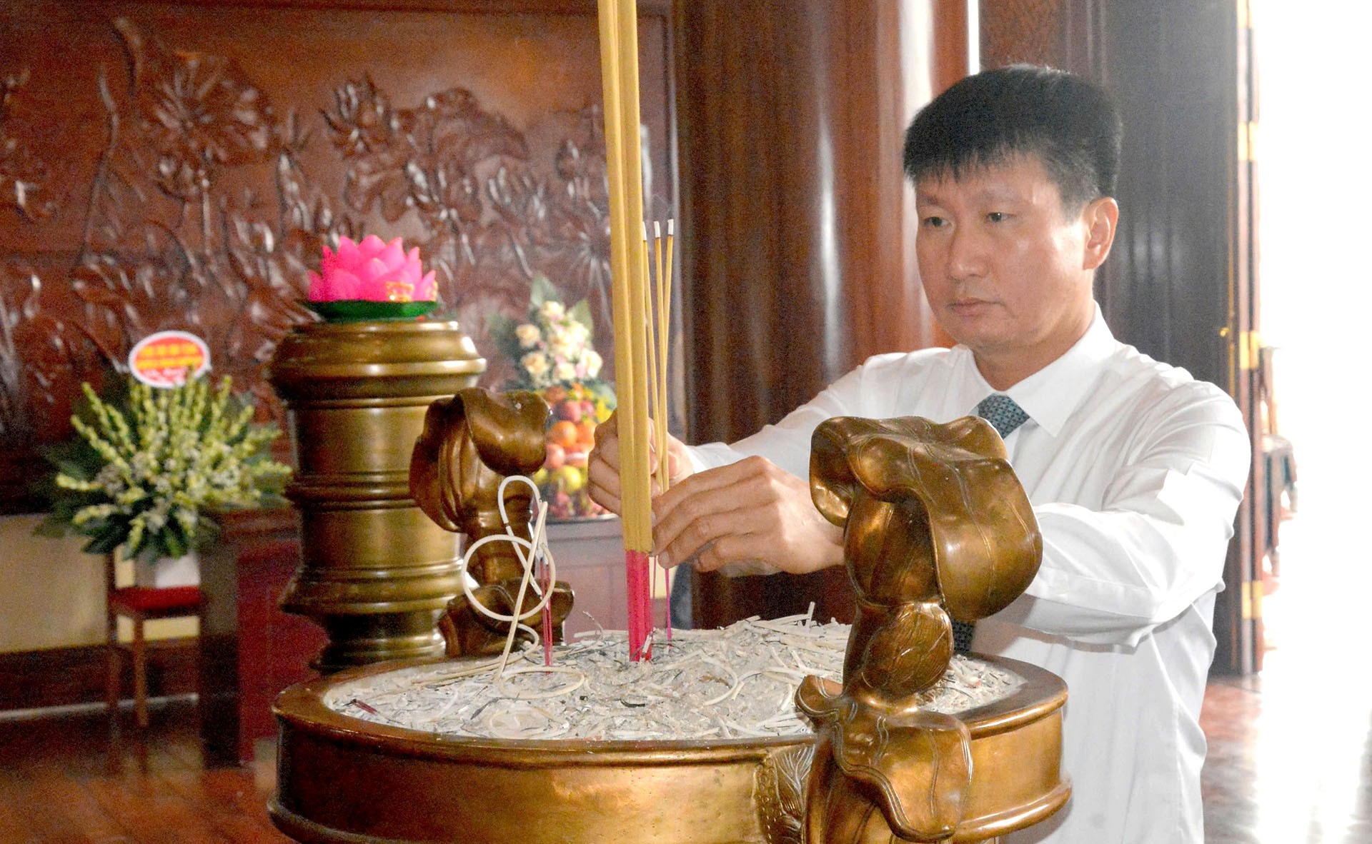 Đồng chí Trần Huy Tuấn - Phó Bí thư Tỉnh ủy, Chủ tịch UBND tỉnh dâng hương tưởng niệm Chủ tịch Hồ Chí Minh. 29-8-chutich.jpg