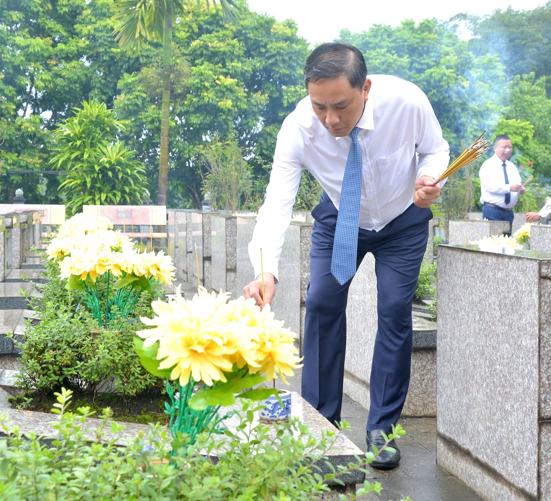 Đồng chí Hoàng Giang - Phó Bí thư Thường trực Tỉnh ủy thắp hương tưởng niệm các anh hùng, liệt sĩ. 29-8-onggiang.jpg
