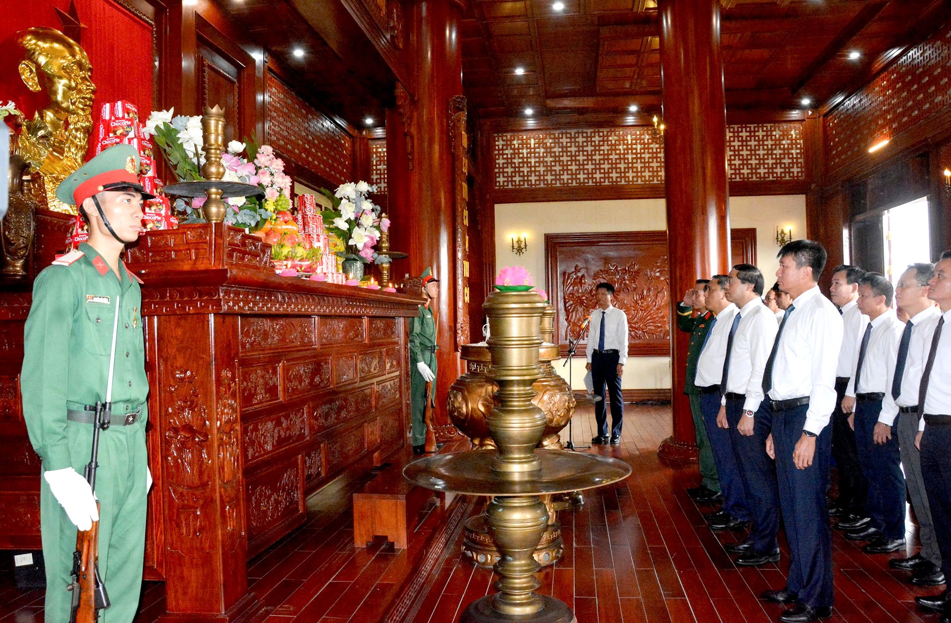 Đoàn đại biểu tỉnh dâng hương tại Khu tưởng niệm Chủ tịch Hồ Chí Minh. 29-8-tuongniem1.jpg