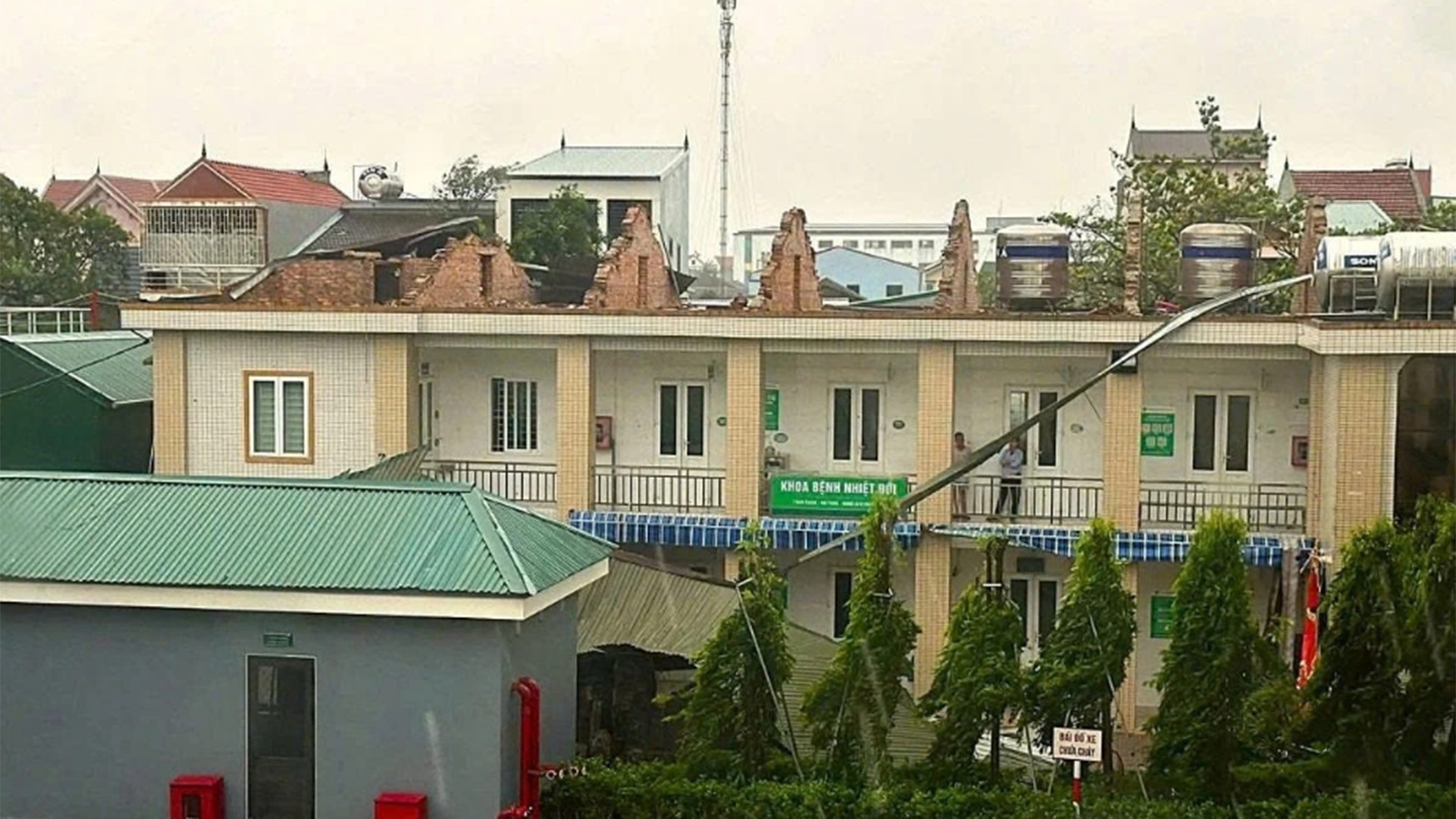 Khoa bệnh nhiệt đới, Bệnh viện Đa khoa TP Vinh bị tốc mái hoàn toàn. 29-9-y-te.jpg