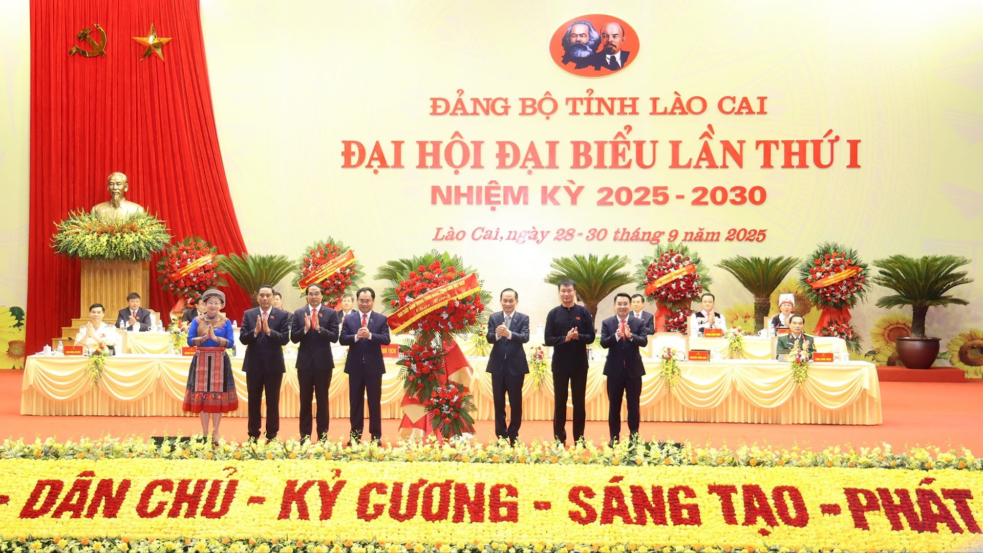 Đồng chí Lê Hoài Trung - Bí thư Trung ương Đảng, Quyền Bộ trưởng Bộ Ngoại giao tặng hoa chúc mừng Đại hội. 29-9-ong-trung.jpg