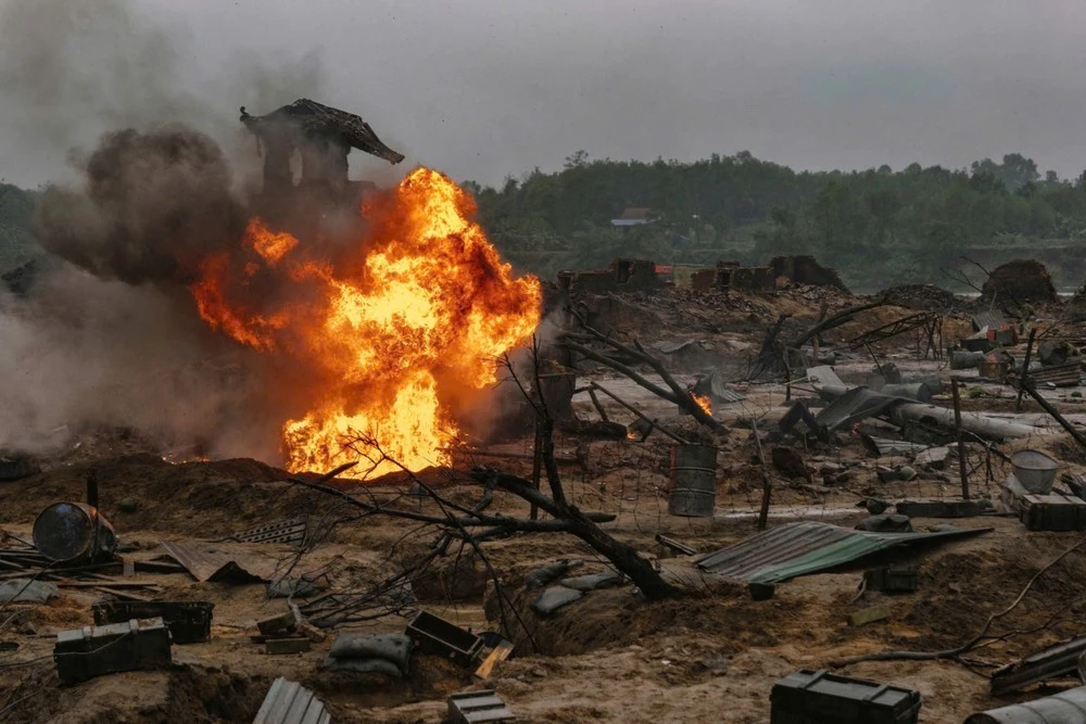 "Mưa đỏ" đạt kỳ tích với doanh thu rời rạp hơn 710 tỷ đồng.