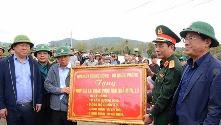 Quân ủy Trung ương, Bộ Quốc phòng tặng phần quà giúp tỉnh Gia Lai khắc phục hậu quả mưa lũ.
