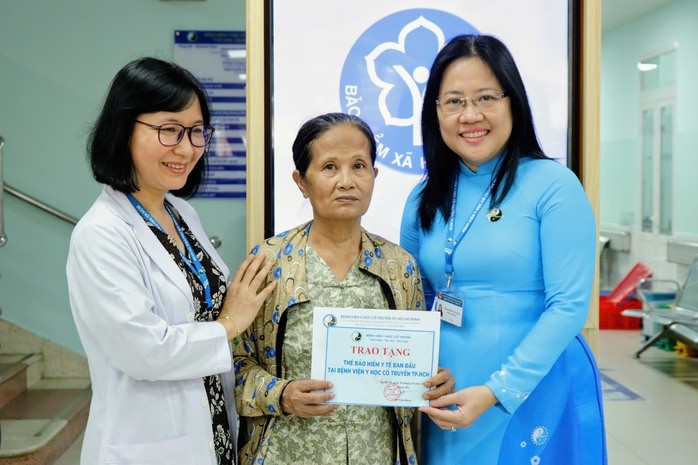 Bệnh viện Y học cổ truyền TP.Hồ Chí Minh tặng thẻ BHYT cho người dân.