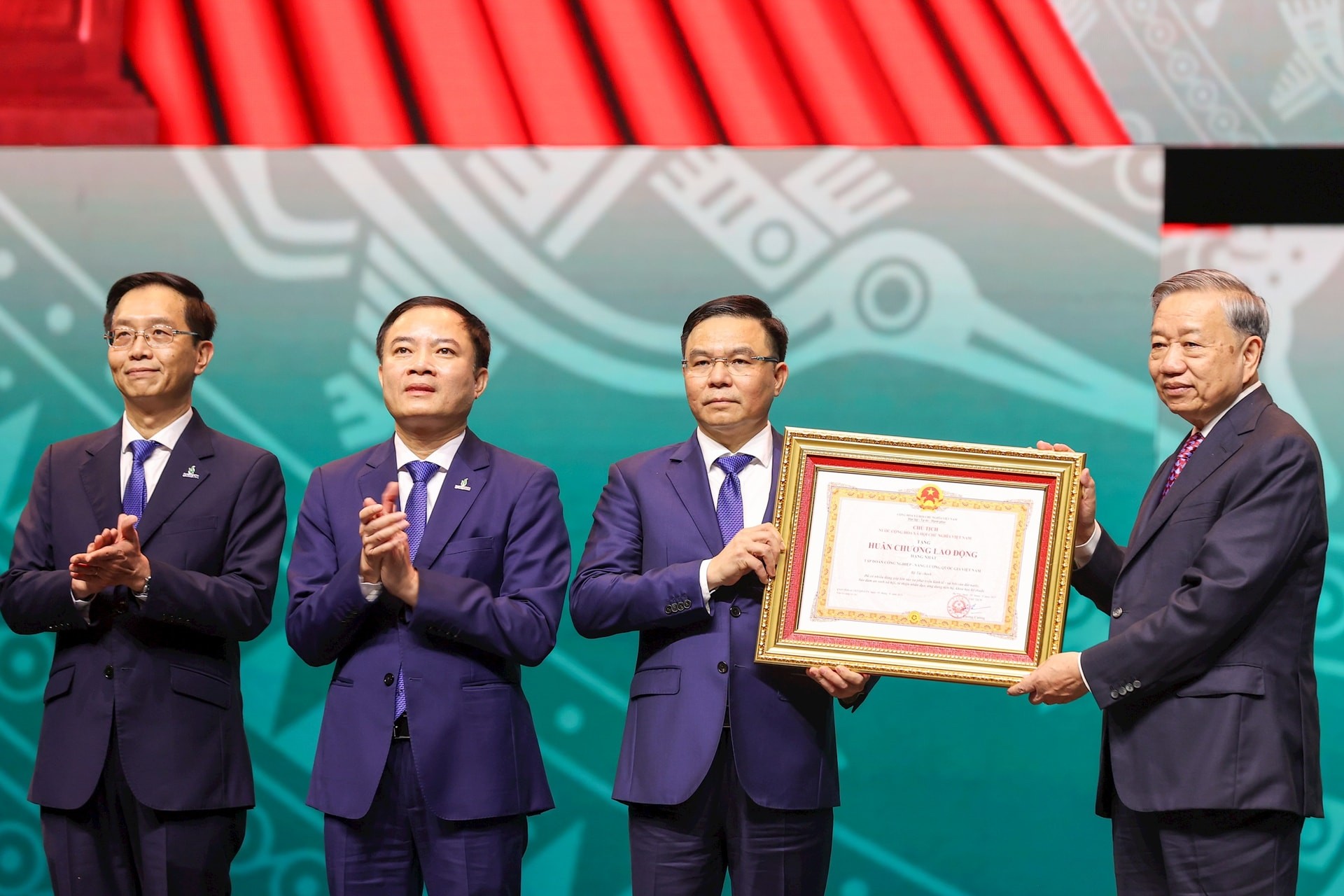 Tổng Bí thư Tô Lâm trao tặng Huân chương Lao động hạng Nhất cho Tập đoàn Petrovietnam. Tổng Bí thư Tô Lâm trao tặng Huân chương Lao động hạng Nhất cho Tập đoàn Petrovietnam.