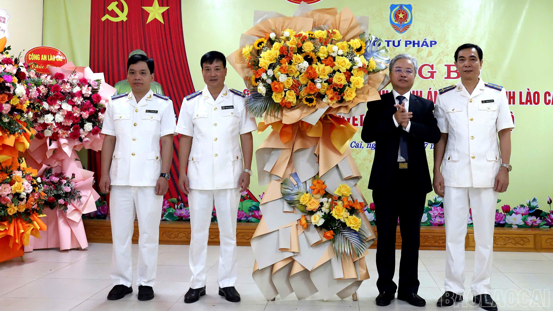 Đồng chí Nguyễn Quang Thái, Phó Bí thư Chuyên trách, Đảng ủy Bộ Tư pháp tặng hoa chúc mừng THADS tỉnh Lào Cai. baolaocai-br_9-7-thands1.jpg