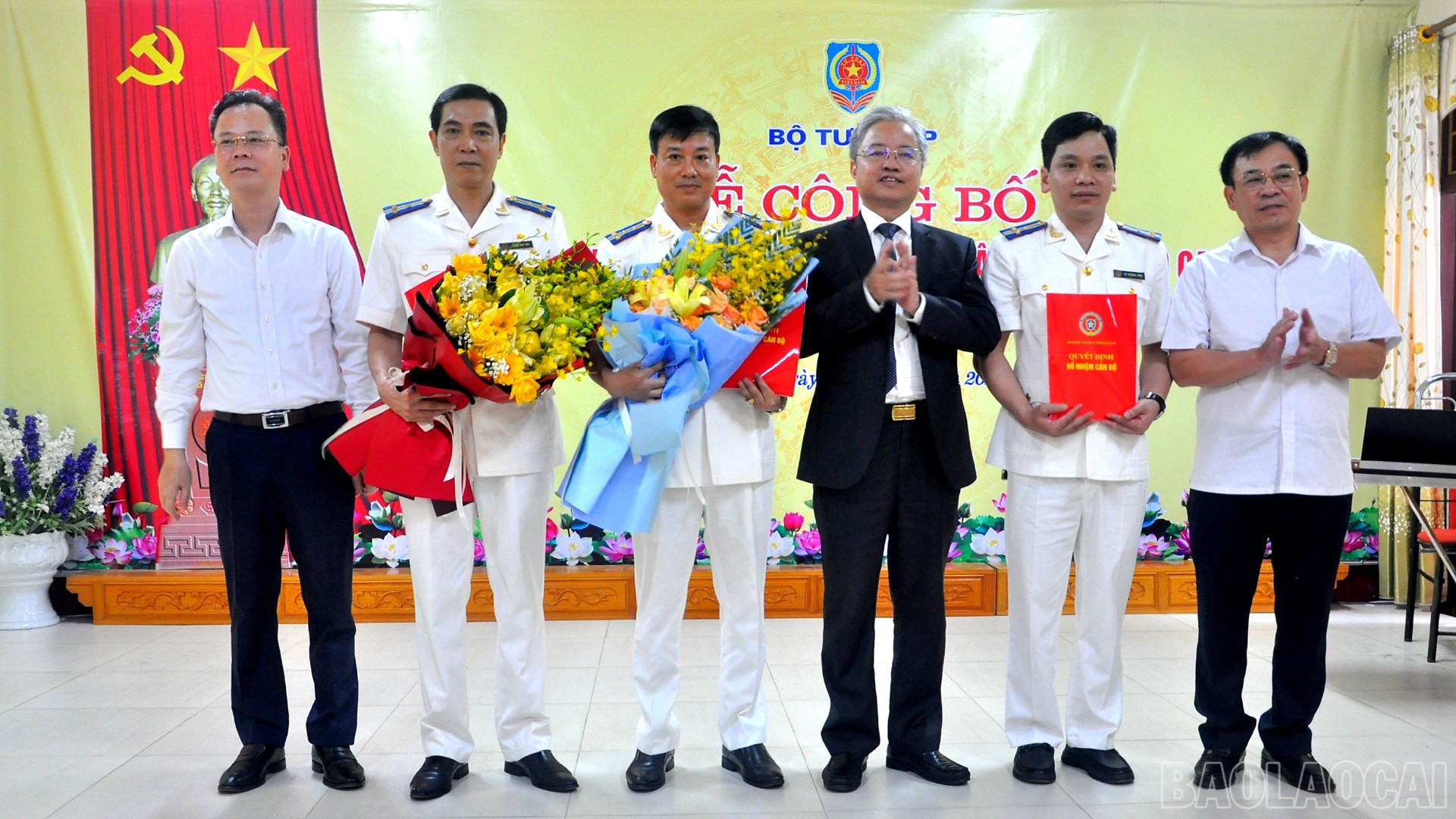 Lãnh đạo Đảng ủy Bộ Tư pháp và lãnh đạo tỉnh Lào Cai trao quyết định, tặng hoa chúc mừng lãnh đạo THADS tỉnh Lào Cai. baolaocai-br_9-7-thands.jpg