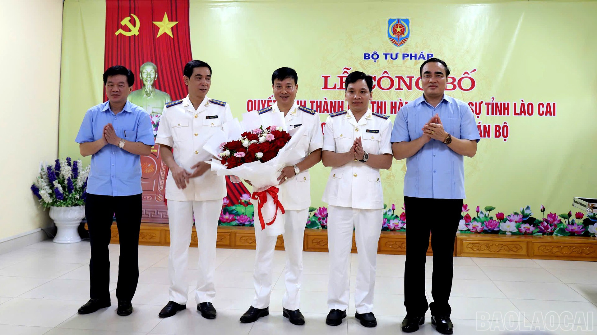Lãnh Ban Nội chính Tỉnh ủy và lãnh đạo Đảng ủy UBND tỉnh tặng hoa chúc mừng các đồng chí lãnh đạo THADS tỉnh Lào Cai mới được bổ nhiệm. baolaocai-br_9-7-thands3.jpg