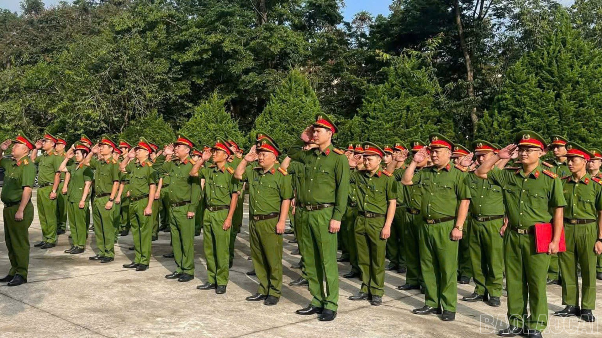 Cán bộ chiến sĩ Công an xã Bắc Hà tại buổi lễ chào cờ tại đơn vị Cán bộ chiến sĩ Công an xã Bắc Hà tại buổi lễ chào cờ tại đơn vị