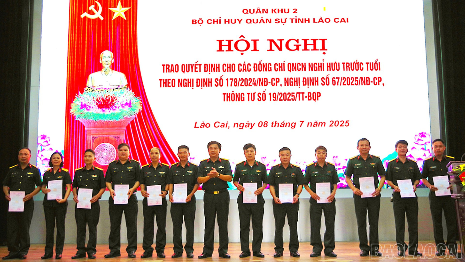 Đồng chí Thượng tá Đào Quang Hưng , Phó Tham mưu trưởng Bộ CHQS tỉnh trao quyết định cho các đồng chí nghỉ hưu. baolaocai-br_9-7-anh3.jpg