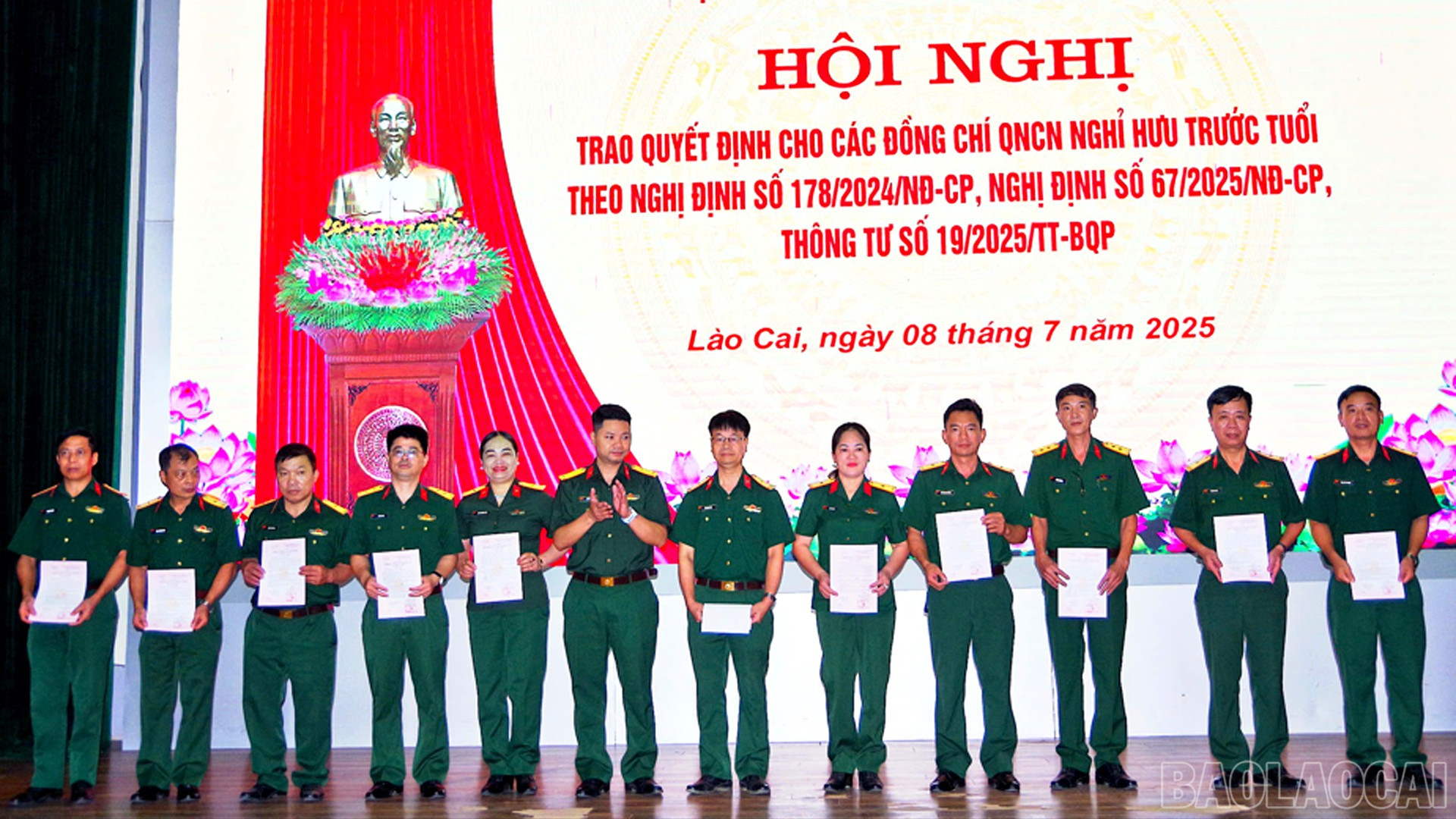 Đồng chí Trung tá Triệu Xuân Thái, Phó Chủ nhiệm Hậu cần - Kỹ thuật, Bộ CHQS tỉnh trao quyết định cho các đồng chí nghỉ hưu. baolaocai-br_9-7-anh4.jpg