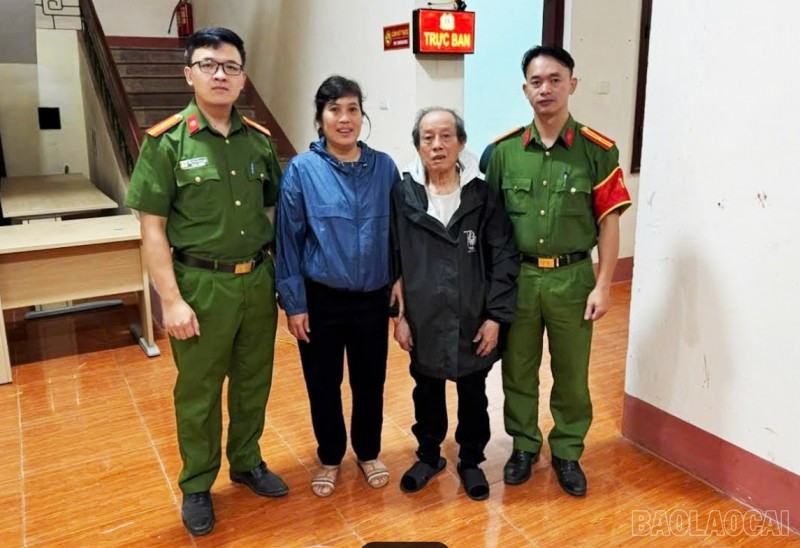 Công an phường Sa Pa bàn giao cụ ông cho gia đình an toàn. baolaocai-br_9-7-cong-an.jpg