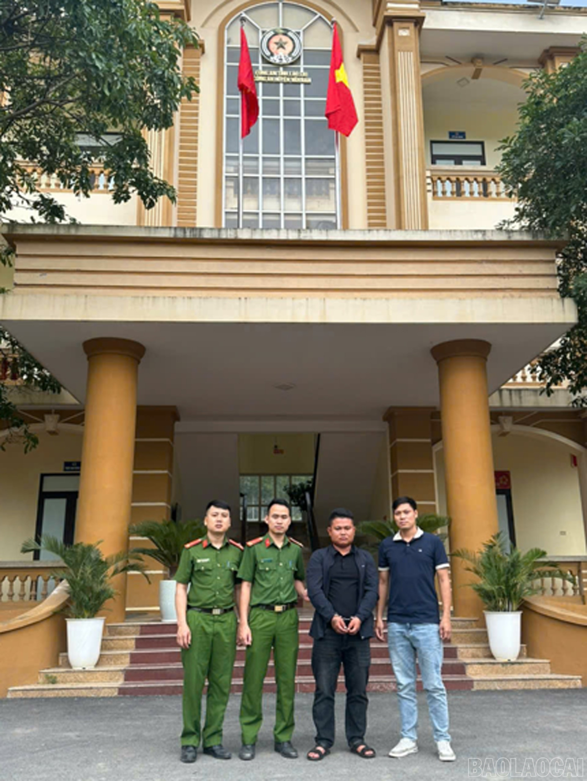 Đối tượng Hoàng Đức Nguyễn tại trụ sở Công an xã Văn Bàn baolaocai-br_9-7-doi-tuong1.jpg