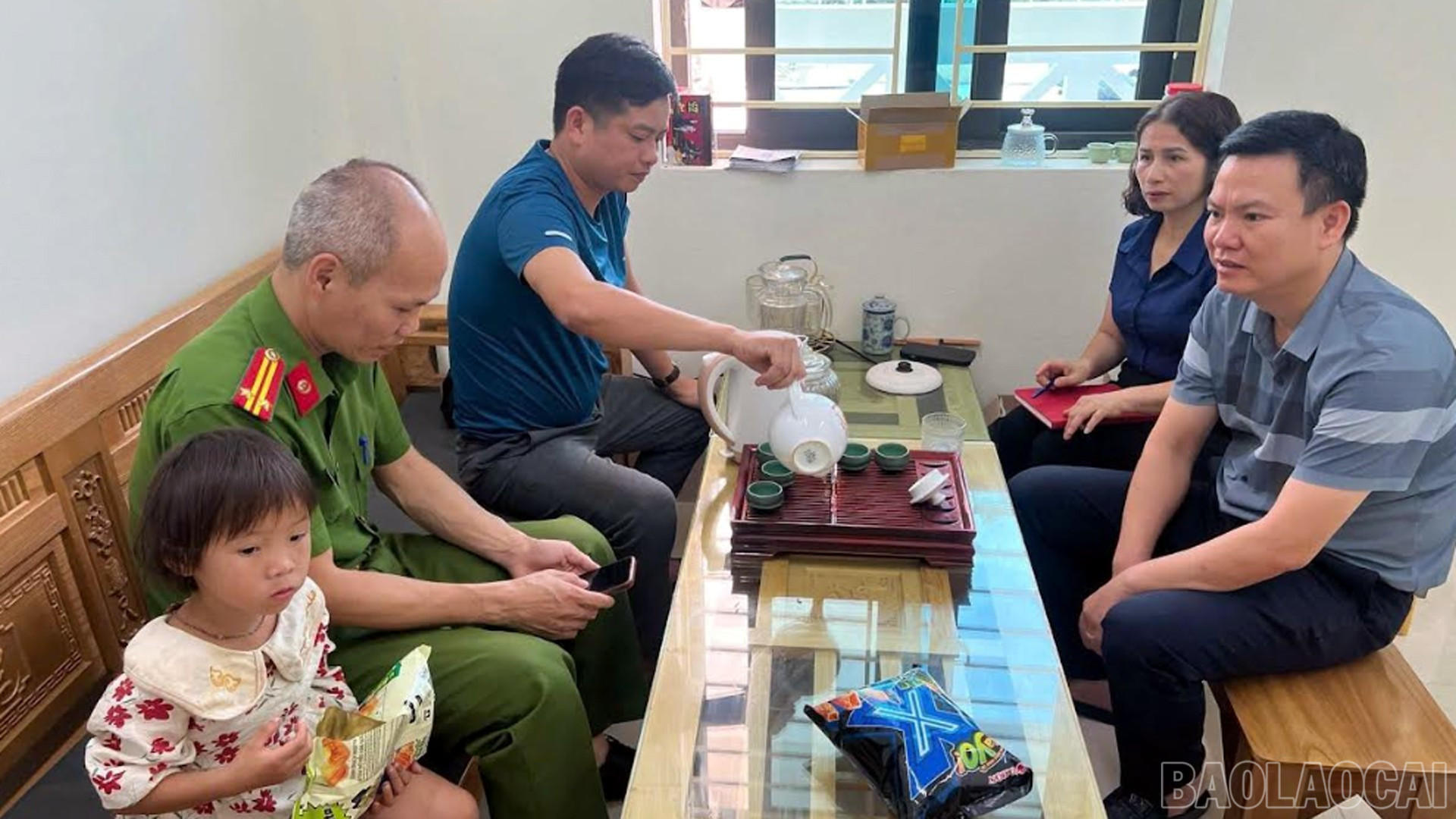 នគរបាលឃុំណាំសេបាននាំនាងខ្ញុំទៅទីស្នាក់ការដើម្បីផ្ទៀងផ្ទាត់ព័ត៌មានស្វែងរកសាច់ញាតិរបស់នាង ។ baolaocai-br_9-7-tre-em2.jpg
