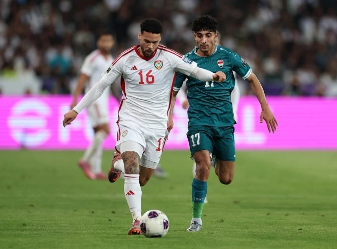 Cầu thủ UAE Marcus Meloni (trái) tranh chấp với Ali Jasim trong trận Iraq gặp UAE trên sân Basra International, Basra, Iraq ngày 18/11/2025.