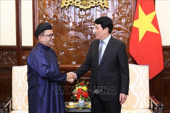 Chủ tịch nước Lương Cường tiếp Đại sứ Chile Sergio Narea Guzman. Chủ tịch nước Lương Cường tiếp Đại sứ Chile Sergio Narea Guzman.