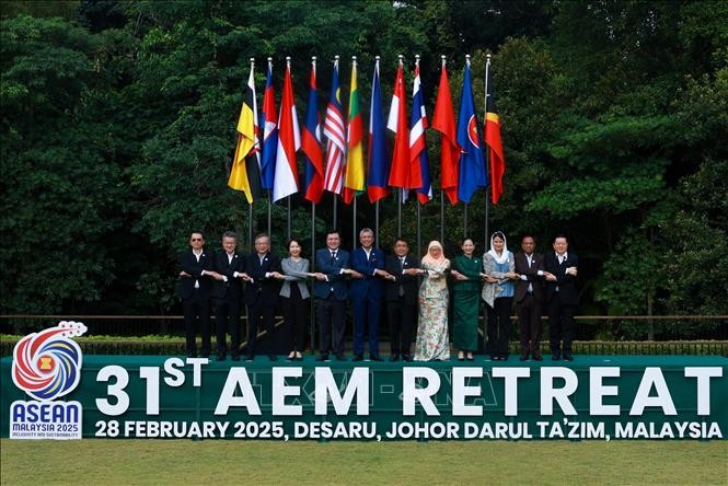 Các đại biểu tham dự Hội nghị Bộ trưởng Kinh tế ASEAN hẹp lần thứ 31 (AEMR-31) chụp ảnh kỷ niệm, ngày 28/2/2025. Các đại biểu tham dự Hội nghị Bộ trưởng Kinh tế ASEAN hẹp lần thứ 31 (AEMR-31) chụp ảnh kỷ niệm, ngày 28/2/2025.