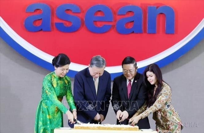 Tổng Bí thư Tô Lâm và Phu nhân cùng Tổng Thư ký ASEAN Kao Kim Hourn và Phu nhân cắt bánh chào mừng 30 năm Ngày Việt Nam gia nhập ASEAN (Indonesia, 10/3/2025). Tổng Bí thư Tô Lâm và Phu nhân cùng Tổng Thư ký ASEAN Kao Kim Hourn và Phu nhân cắt bánh chào mừng 30 năm Ngày Việt Nam gia nhập ASEAN (Indonesia, 10/3/2025).