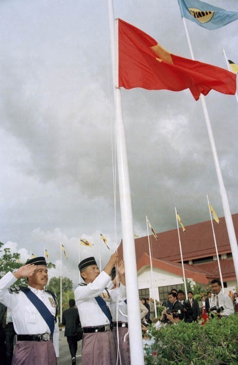 Nghi thức thượng cờ tại Lễ kết nạp Việt Nam là thành viên chính thức thứ 7 của Hiệp hội các Quốc gia Đông Nam Á (ASEAN), chiều 28/7/1995, tại Thủ đô Bandar Seri Begawan (Brunei). Nghi thức thượng cờ tại Lễ kết nạp Việt Nam là thành viên chính thức thứ 7 của Hiệp hội các Quốc gia Đông Nam Á (ASEAN), chiều 28/7/1995, tại Thủ đô Bandar Seri Begawan (Brunei).