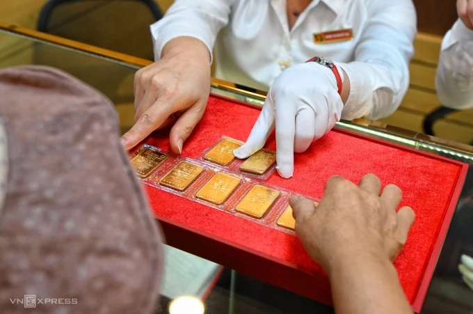 Giao dịch vàng miếng tại một ngân hàng quốc doanh.