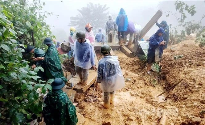 Lực lượng chức năng cùng người dân tổ chức tìm kiếm người mất tích.