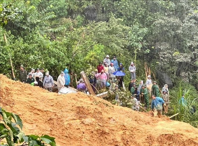 Lực lượng chức năng cùng người dân tổ chức tìm kiếm người mất tích.