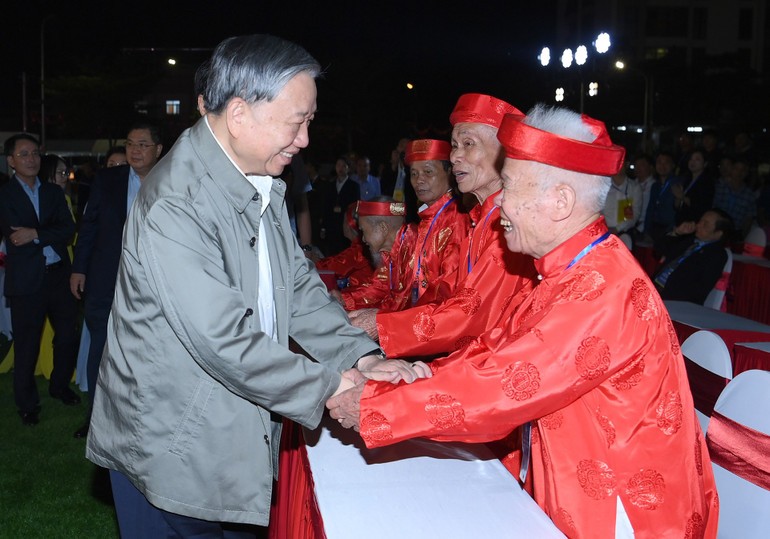 Tổng Bí thư Tô Lâm thăm hỏi các bậc cao niên.