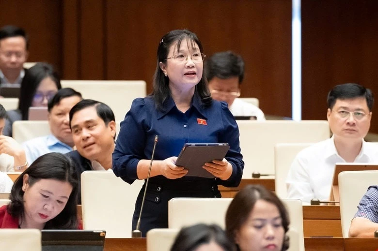 Đại biểu Nguyễn Hoàng Uyên (Tây Ninh) phát biểu thảo luận tại hội trường.