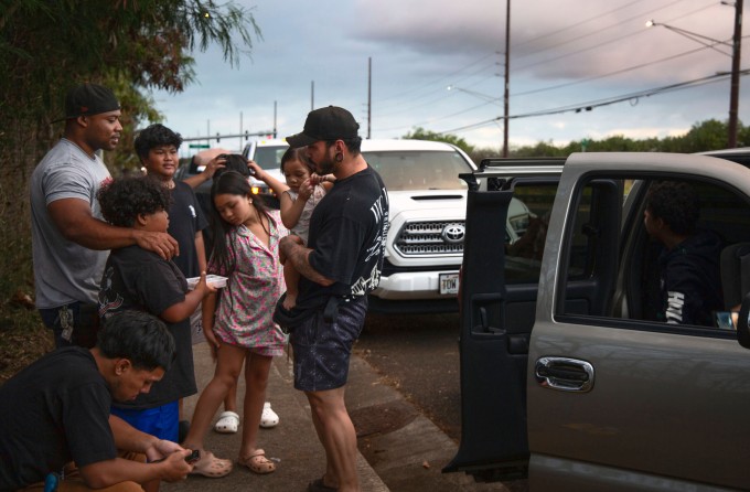 Người dân sơ tán sau cảnh báo sóng thần tại Kapolei, Oahu, Hawaii. Người dân sơ tán sau cảnh báo sóng thần tại Kapolei, Oahu, Hawaii.