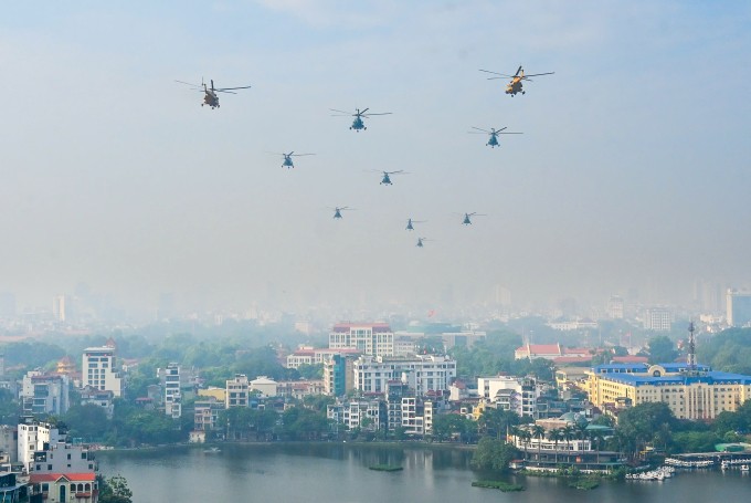 Trực thăng bay hướng về quảng trường Ba Đình, sáng 24/8. Ảnh: Giang Huy Trực thăng bay hướng về quảng trường Ba Đình, sáng 24/8. Ảnh: Giang Huy