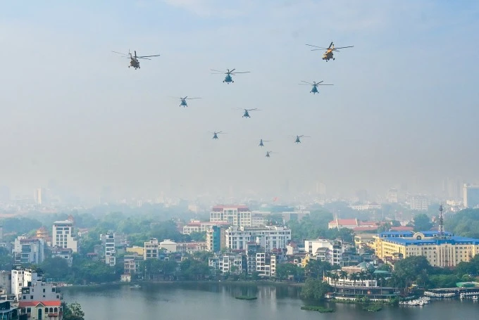Trực thăng bay hướng về quảng trường Ba Đình, sáng 24/8. Ảnh: Giang Huy