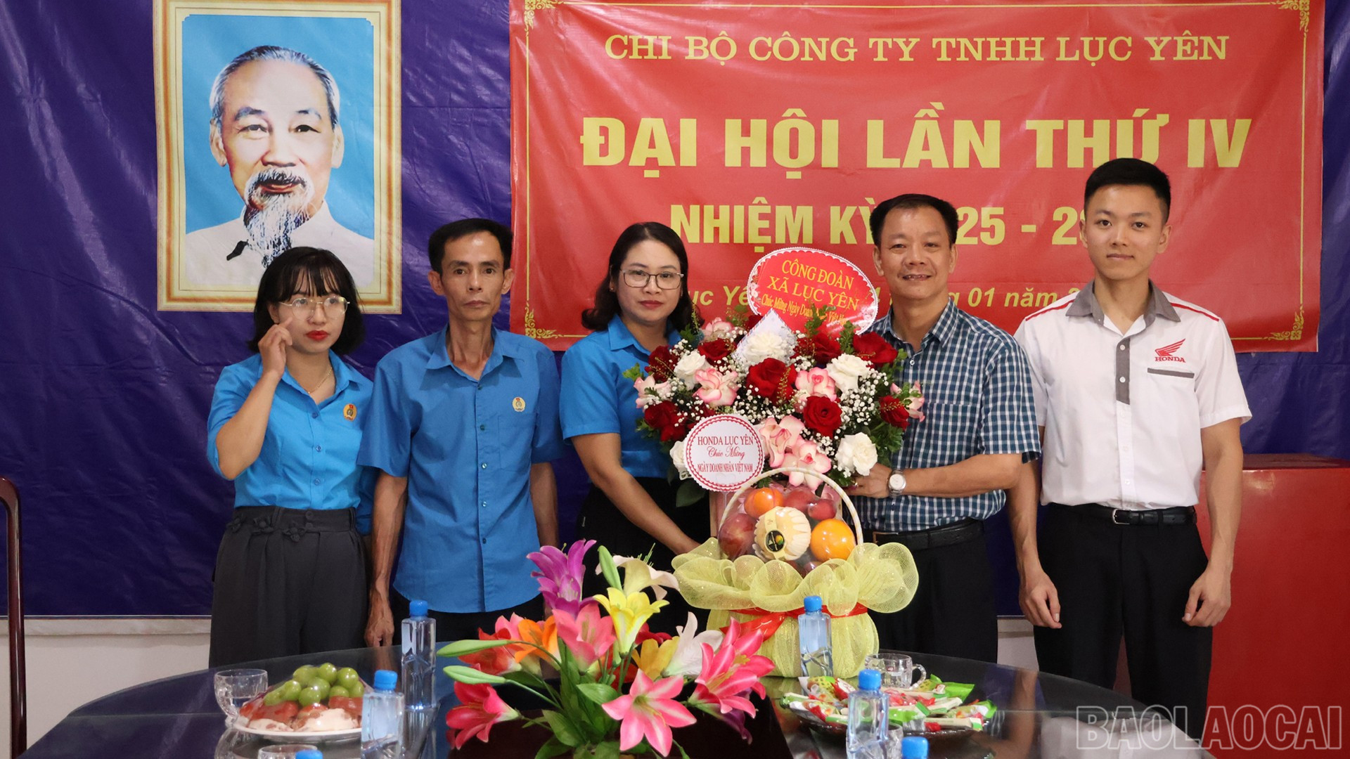 Công đoàn xã thăm, tặng quà Công ty TNHH Lục Yên. baolaocai-br_lucyen2.jpg