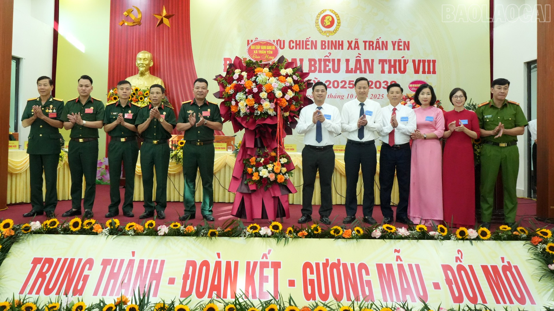 Lãnh đạo xã Trấn Yên tặng hoa đại hội. baolaocai-tr_xa-tranen-tanghoa.jpg