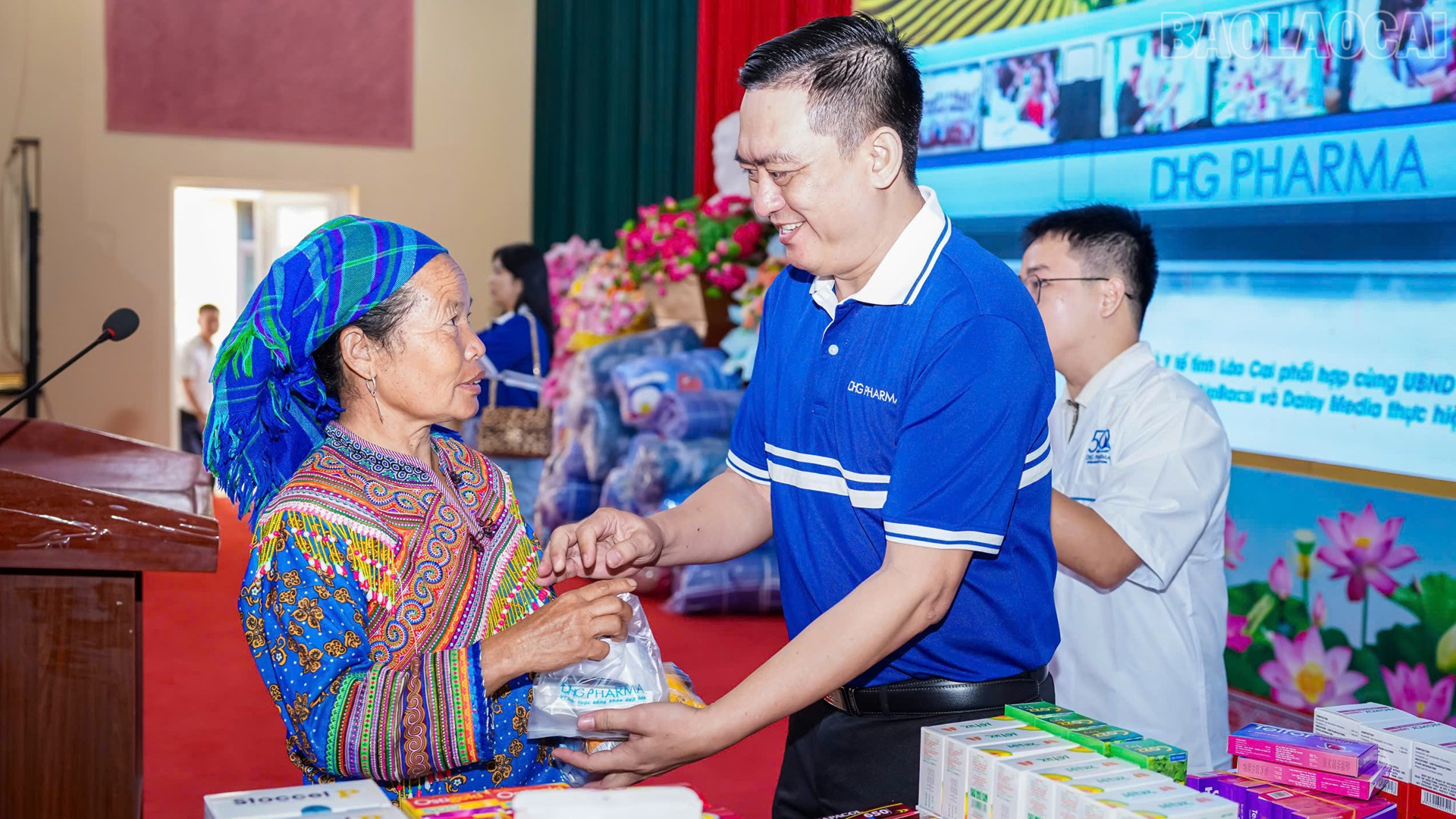 Người dân được các bác sĩ cấp thuốc và hướng dẫn cách sử dụng. baolaocai-tr_146786913268333074219.jpg