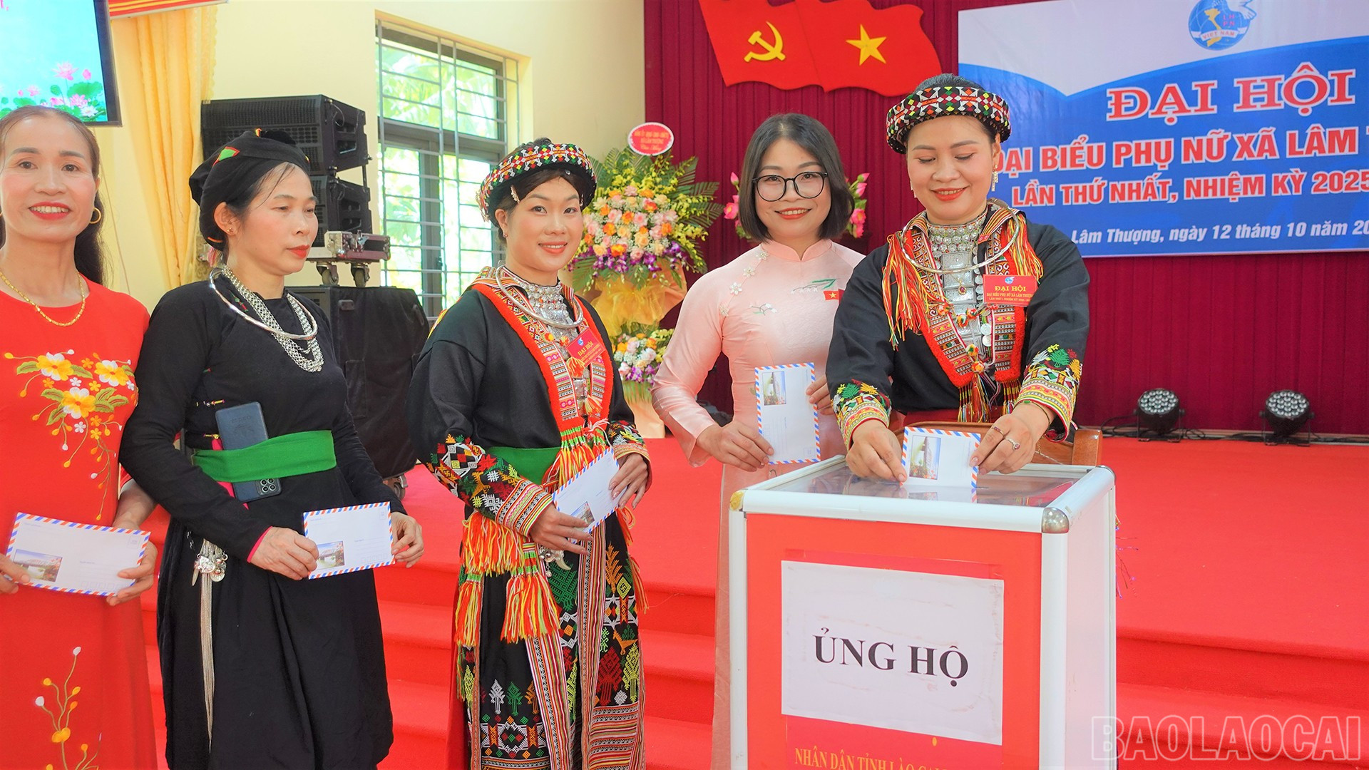 Hội Liên hiệp Phụ nữ xã Lâm Thượng ủng hộ đồng bào bão lũ. baolaocai-br_13-10-phunu-lam-thuong.jpg