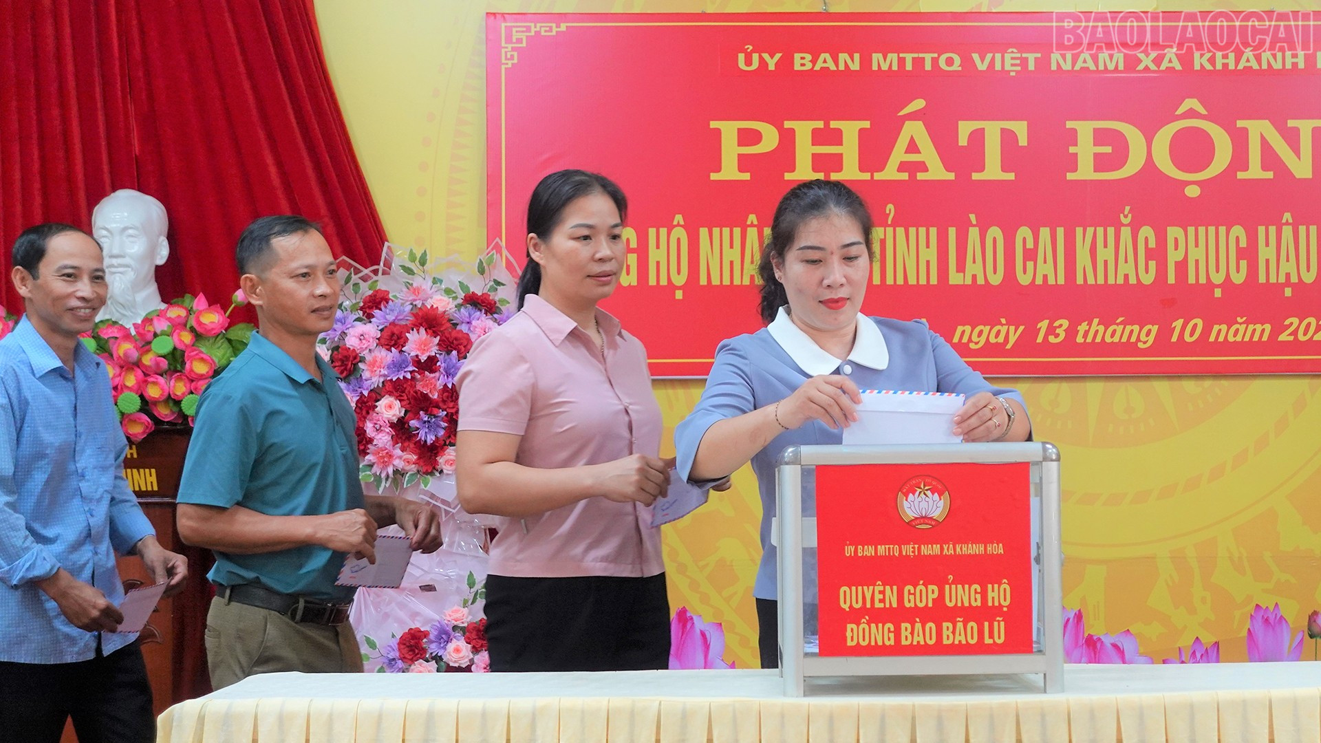 Lãnh đạo xã và các đảng viên tham gia ủng hộ.