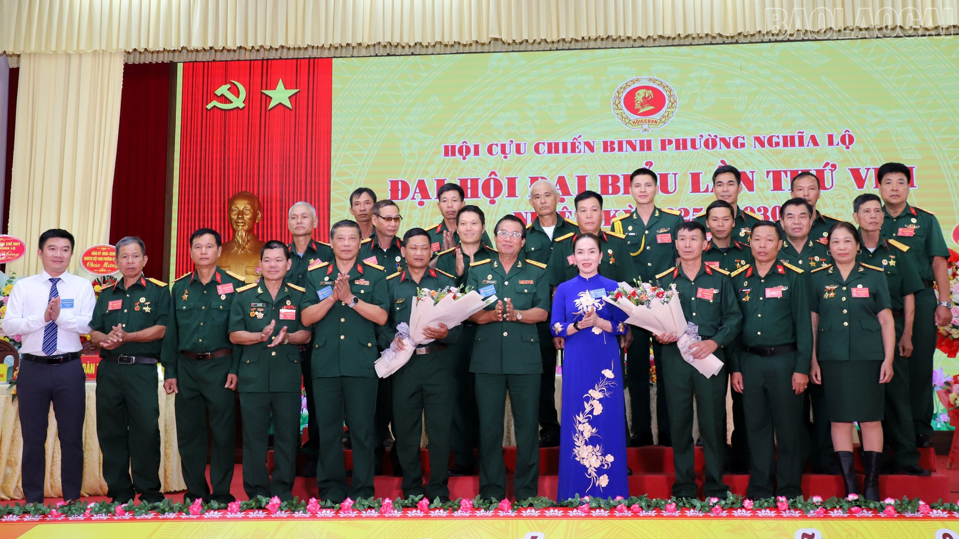 Lãnh đạo hội Cựu chiến binh tỉnh Lào Cai, Đảng ủy phường Nghĩa Lộ tặng hoa chúc mừng Ban Chấp hành Hội Cựu chiến binh phường Nghĩa Lộ ra mắt đại hội. baolaocai-tr_lanhdaoccbtinva-phuong-tanghoa.jpg