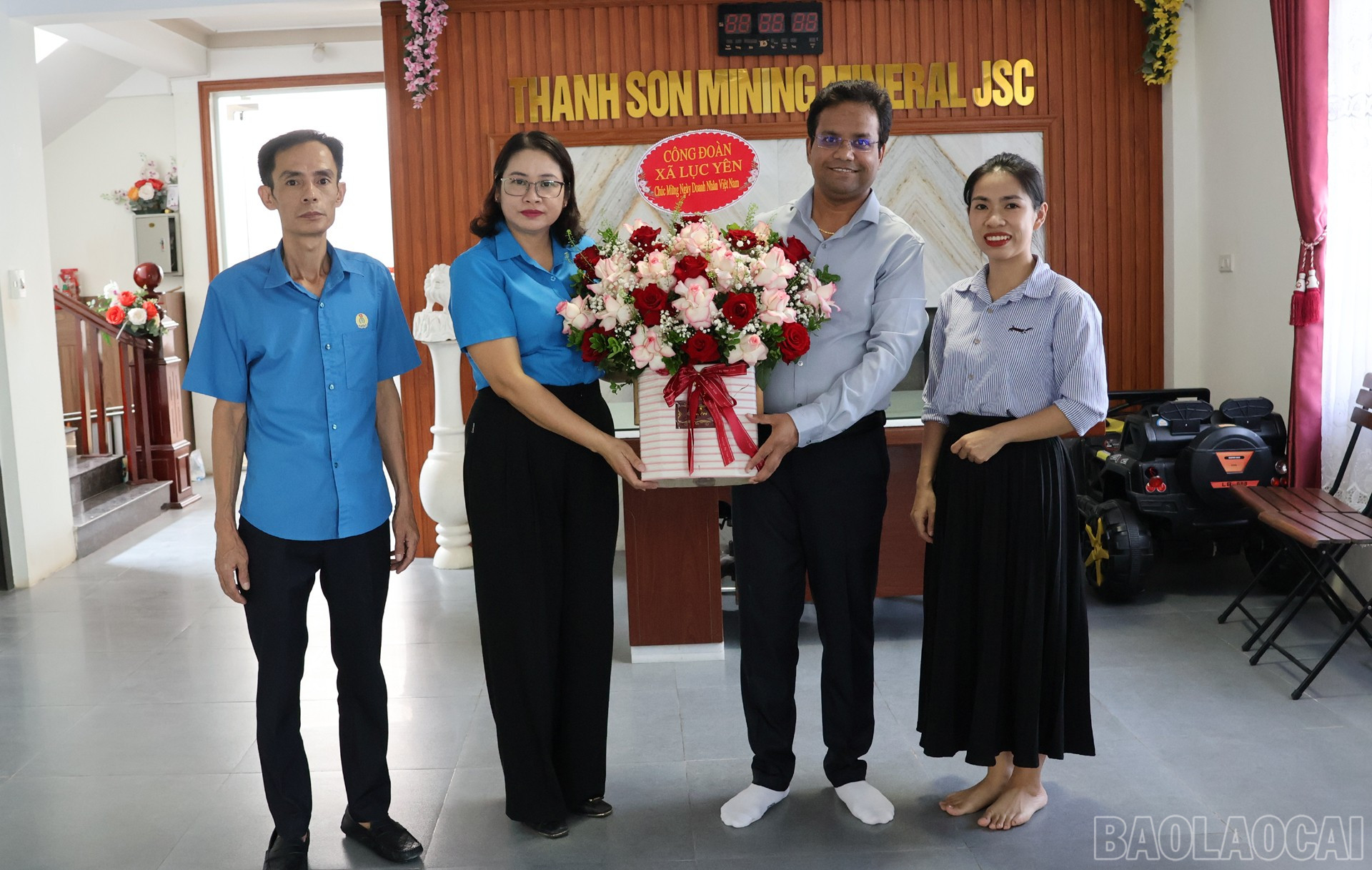Công đoàn xã thăm, tặng quà Công ty cổ phần khai khoángThanh Sơn. baolaocai-br_lucyen1.jpg