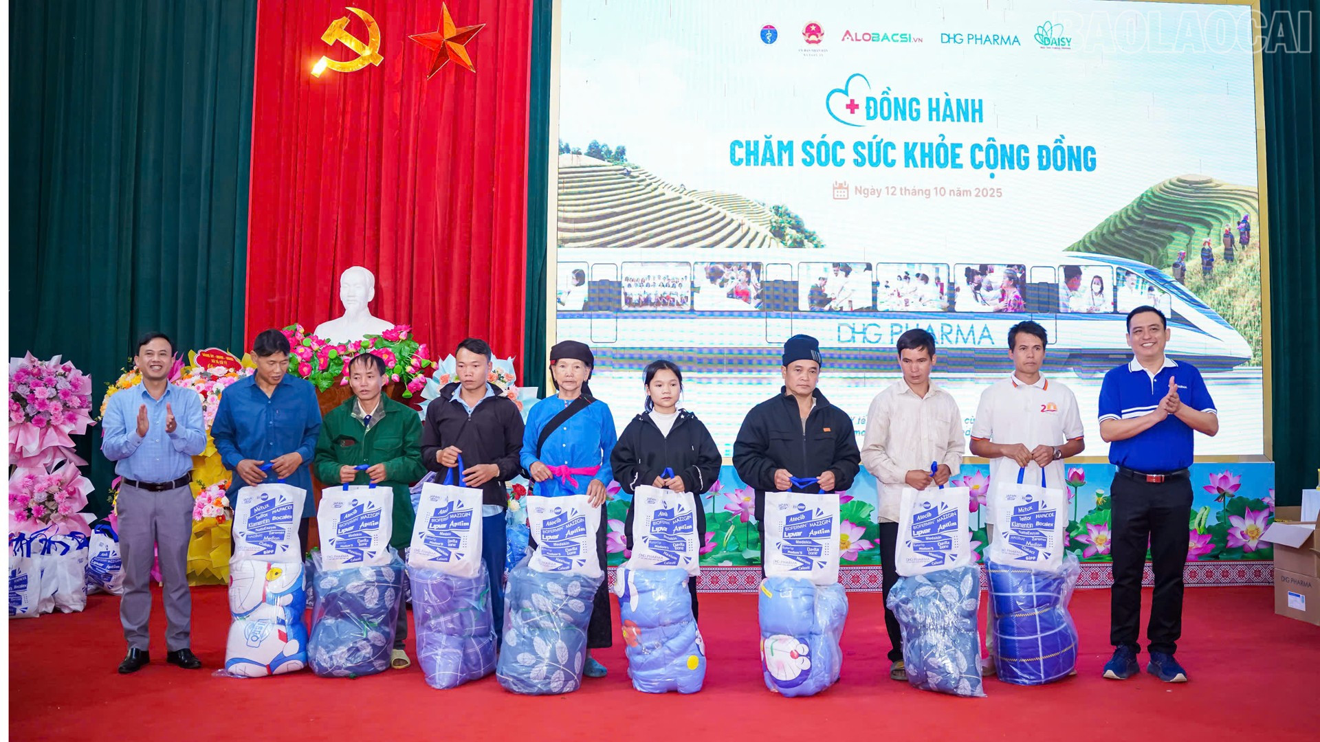 Chương trình tặng quà cho người dân. baolaocai-tr_446972672311742160221.jpg