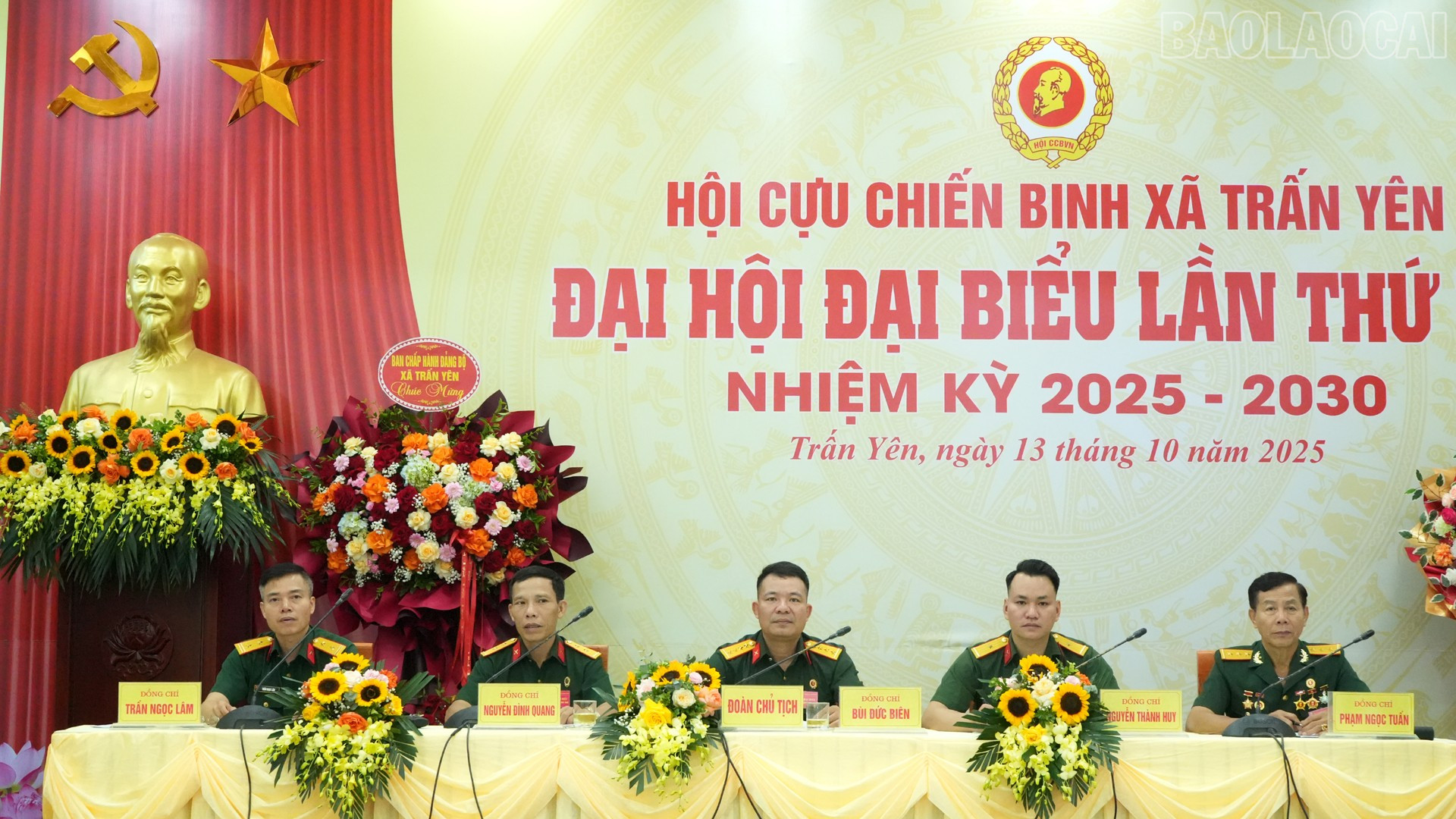 Đoàn chủ tịch điều hành đại hội. baolaocai-tr_doanchu-tich.jpg