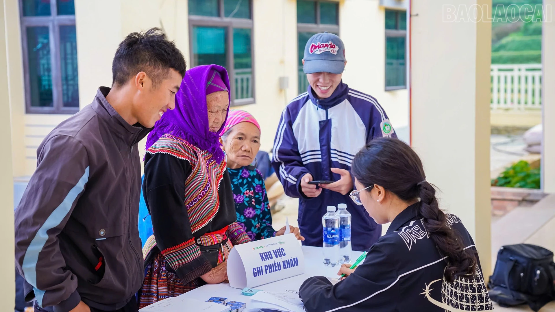 Người dân đăng ký khám bệnh miễn phí.
